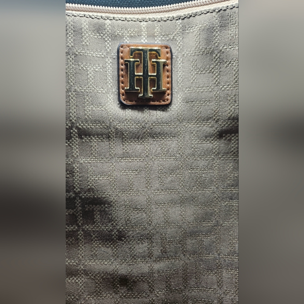 Tommy Hilfiger Classic Signature logo crossbody bag - Picture 3 of 5